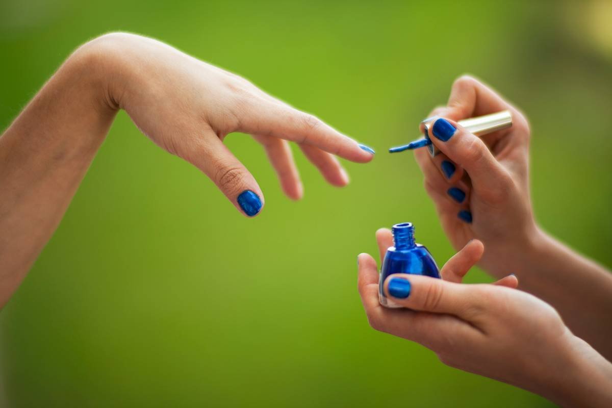 Side-by-side comparison showing a leaking mini nail polish bottle versus a sealed compact nail polish pen with precision tip