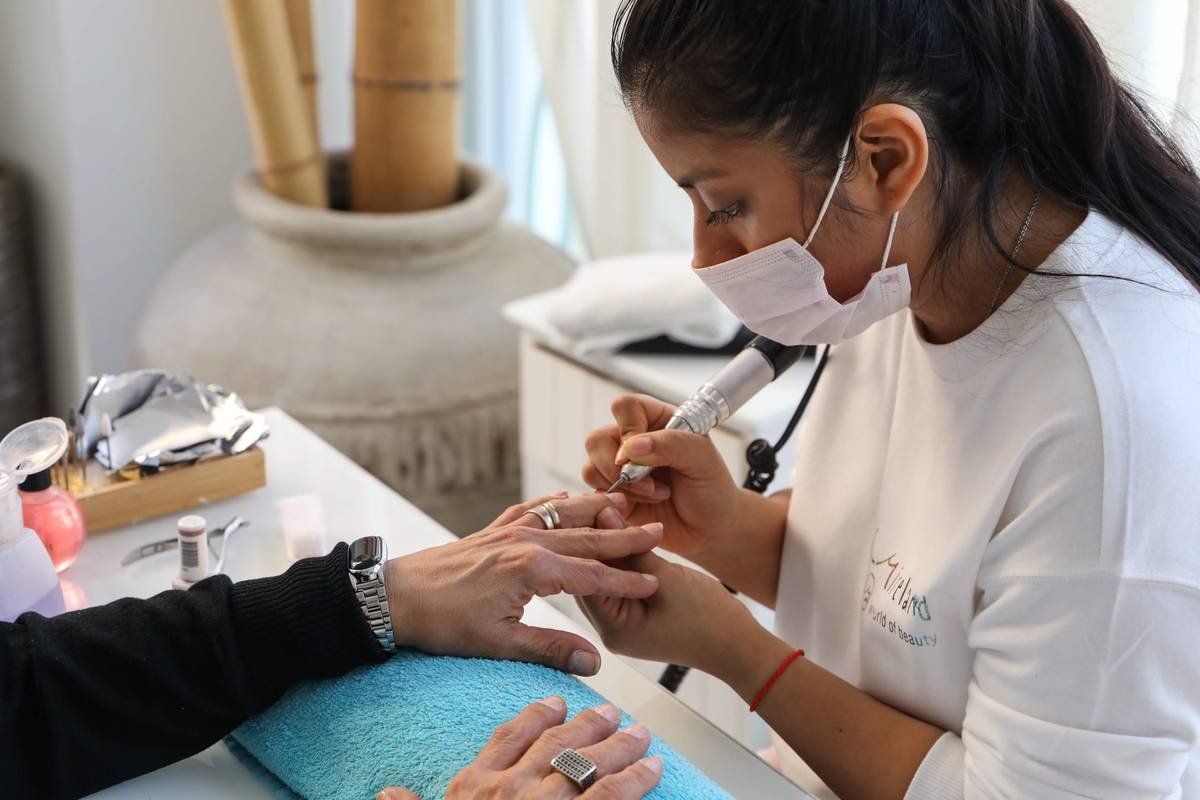 Why Your Home Manicure Keeps Smudging—And How a Manicure Pen Set Solves It Forever