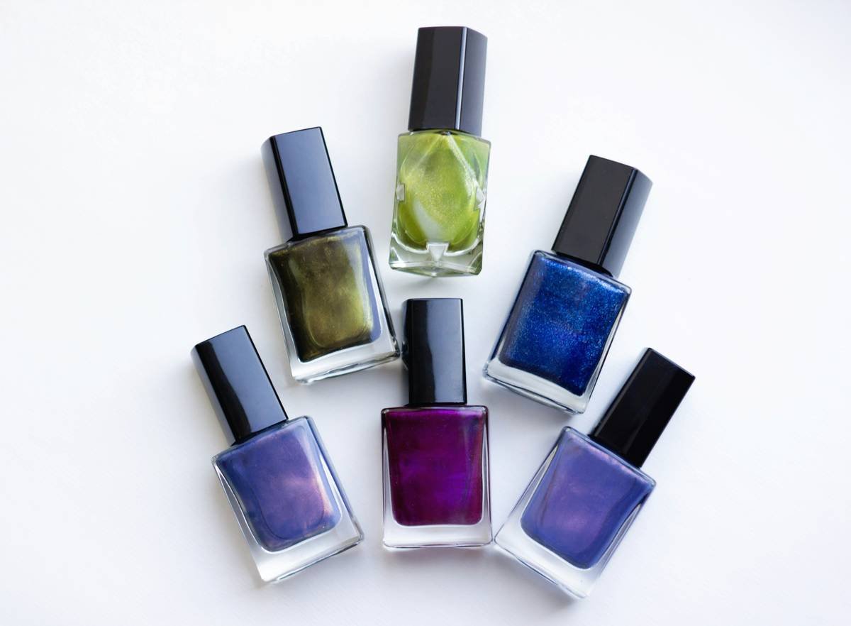 Infographic comparing traditional nail polish vs. compact nail hue pens: weight, drying time, precision, portability