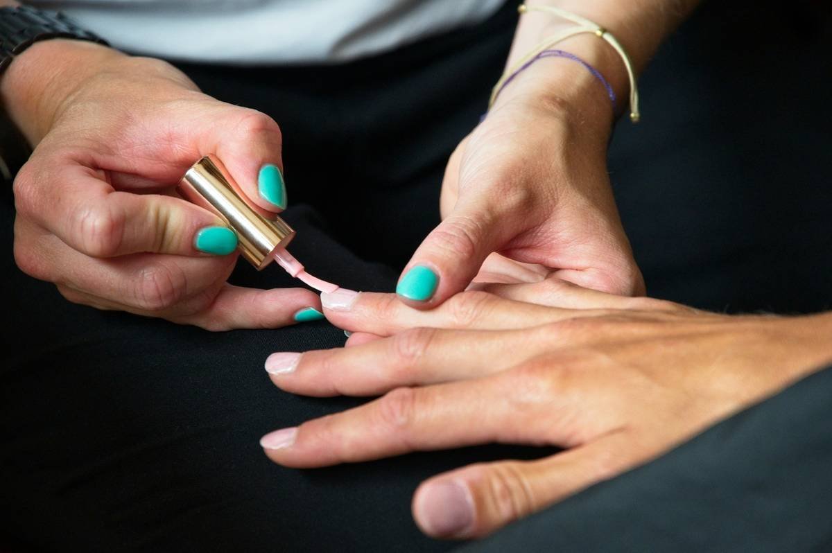 Step-by-step demonstration of creating floral nail art using different nail art pen styles